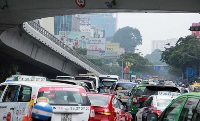 Ngàn người hóa điên ở cửa ngõ Tân Sơn Nhất chiều 25 Tết